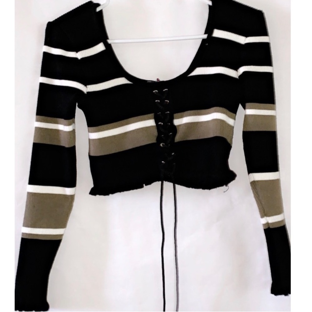 Fashion Nova cropped sweater . Size XL